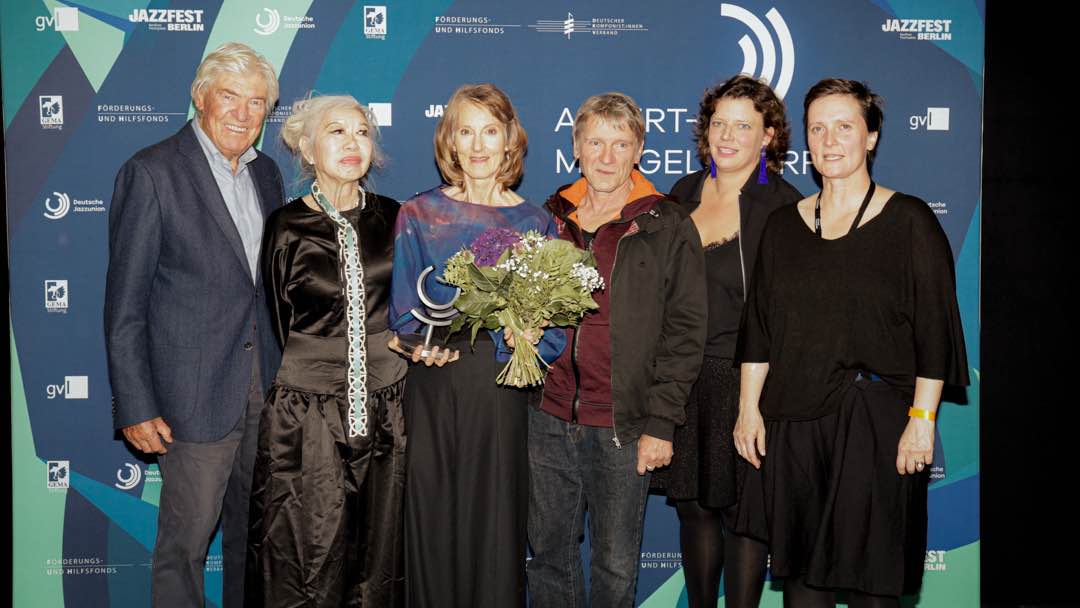 Bei der Preisverleihung am 1. November in Berlin: Preisträgerin Lauren Newton (3. von links) mit (von links) dem Ehrenvorsitzenden der Deutschen Jazzunion, Manfred Schoof, den Jurymitglied...