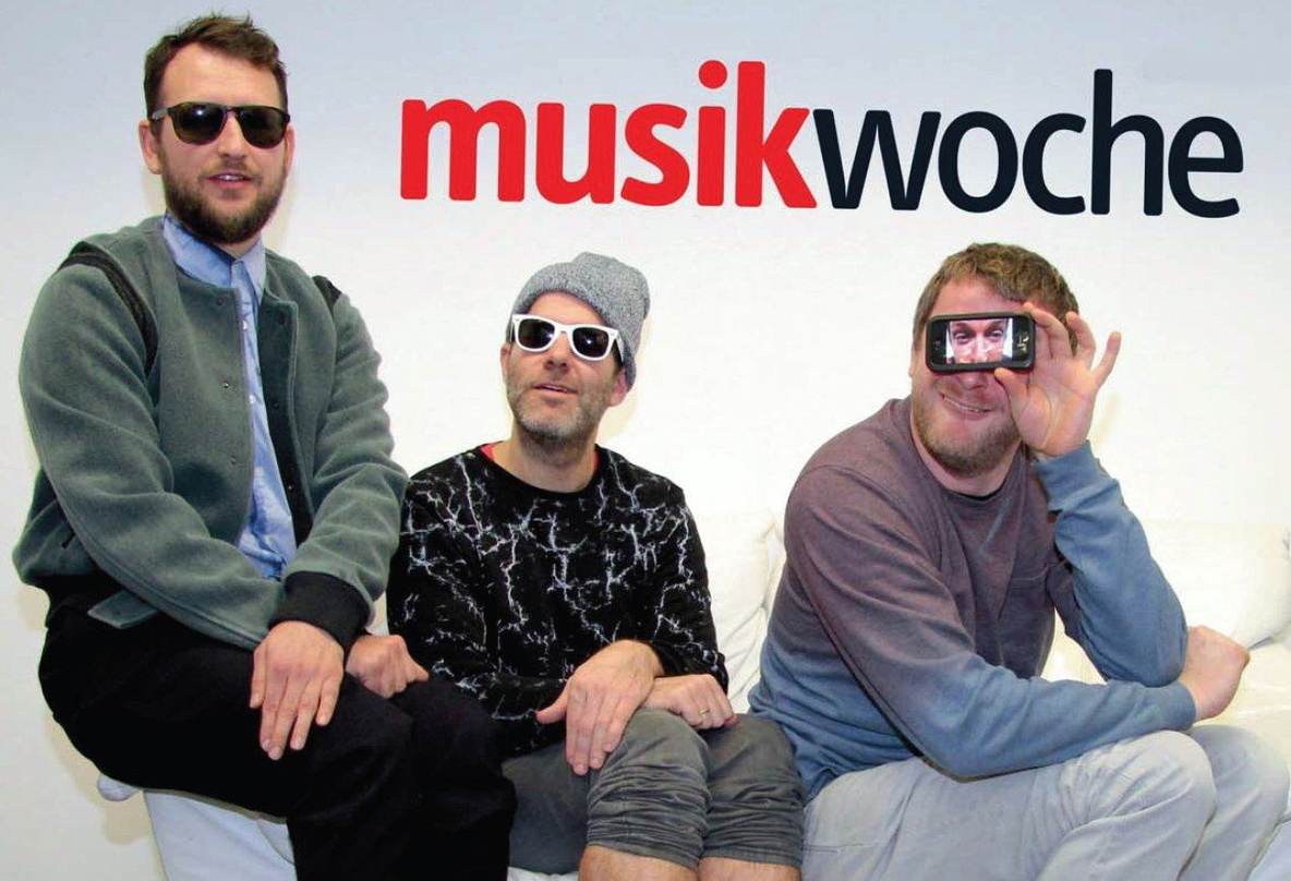 1f8ea1e77f011f7f66870a64a58db69109937202b8af916f3927dea1c4bf6529 Hier beim Redaktionsbesuch auf der MusikWoche-Couch: Deichkind