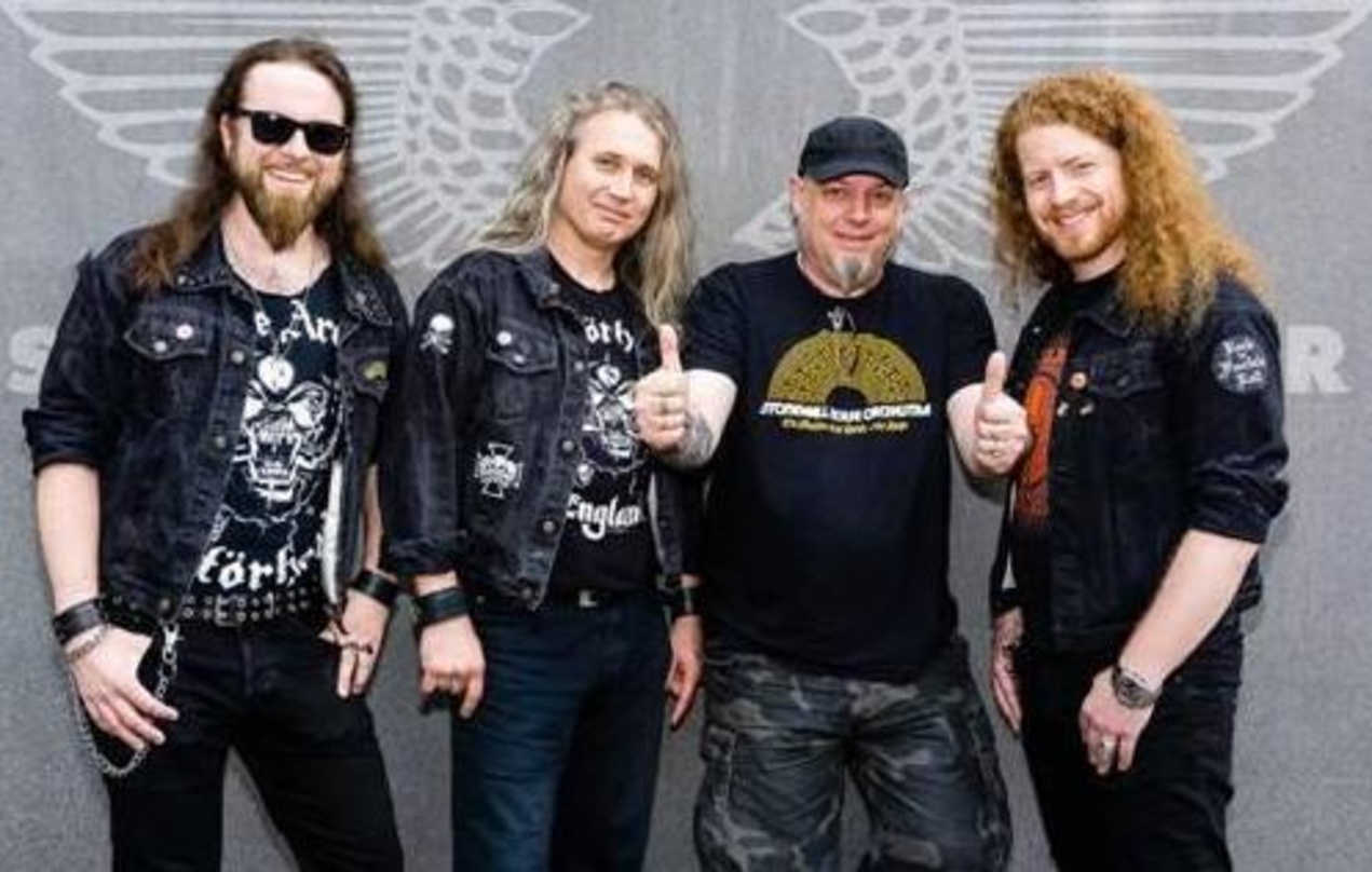 Besiegelten die Zusammenarbeit (von links): Dennis Kirsch, Stefan Kuhn (beide AC Angry), Georg "Schorse" Schröder (A&R Manager Steamhammer/SPV) und Alan Costa (AC Angry)
