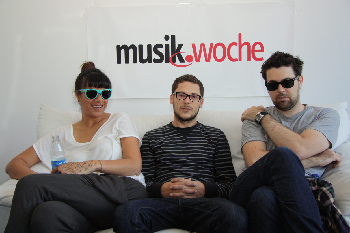 Stellten das Album "The Liberation Of …" auf der MusikWoche-Couch vor (v.l.n.r.): Ladi6 und die beiden Mitglieder ihrer Liveband Parks und Julien Dyne
