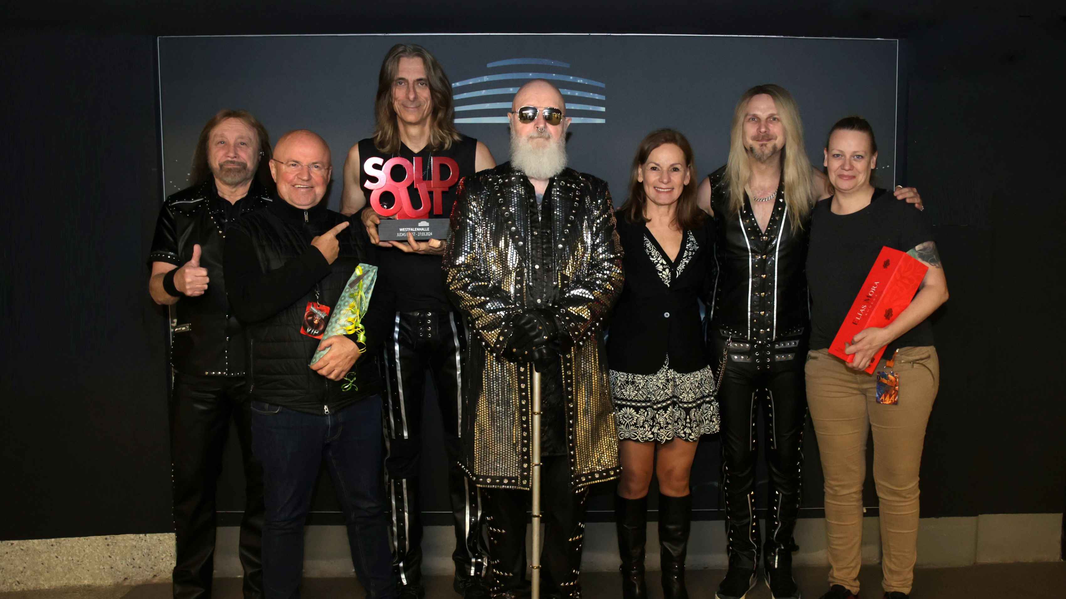 Backstage in der Westfalenhalle (von links): Ian Hill, Fred Handwerker (Geschäftsführer handwerker promotion), Scott Travis, Rob Halford (beide Judas Priest), Sabine Loos (Hauptgeschäftsfü...