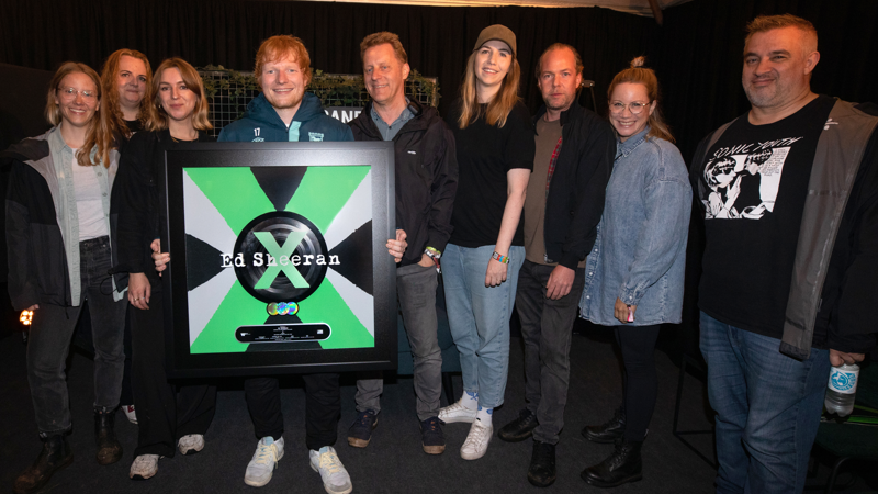 Trafen sich im Backstage um das Zehnjährige von "x" zu feiern (von links): Inga Esseling (Director Touring FKP Scorpio), Anke Schneider (Head of Marketing UK Repertoire), Annika Stannies (...