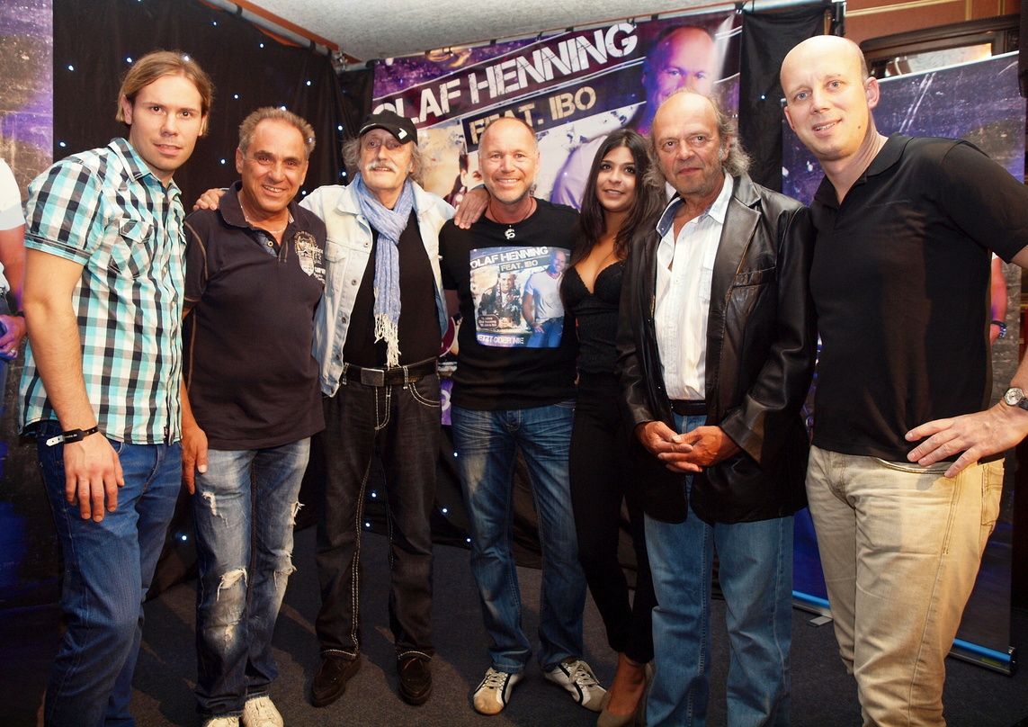 Bei der Präsentation in Gladbeck (von links): Andre Schubert (Marketing/A&R Ariola), Bernd "Natze" Schöler (Produzent Olaf Henning), Walter Gerke (Produzent Ibo), Ibos Tochter Mandy, Mick ...