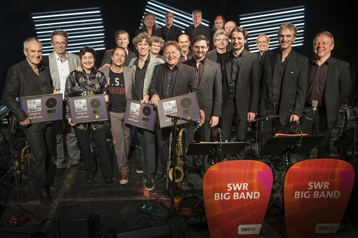 Mit Jazz Awards für die "Public Jazz Lounge" bedacht (vorn, mit Awards, von links): Co-Produzent Klaus-Peter Schöpfer, Hans-Peter Zachary (SWR Big Band Manager), Sabine Bachmann (Skip Reco...