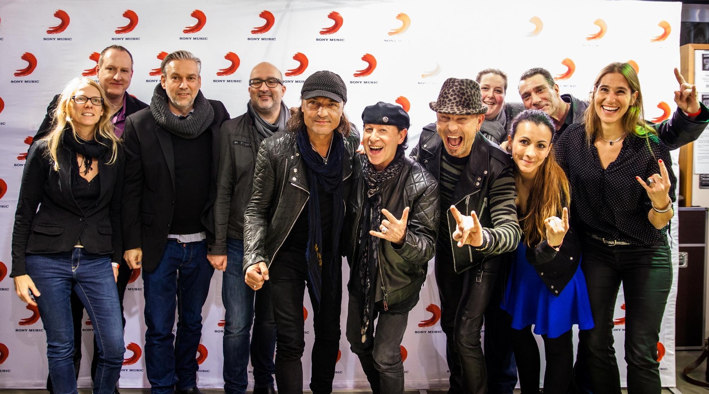 Kamen in Hamburg zusammen: die Scorpions (Mitte) und ihr Team von Sony Music und Starwatch