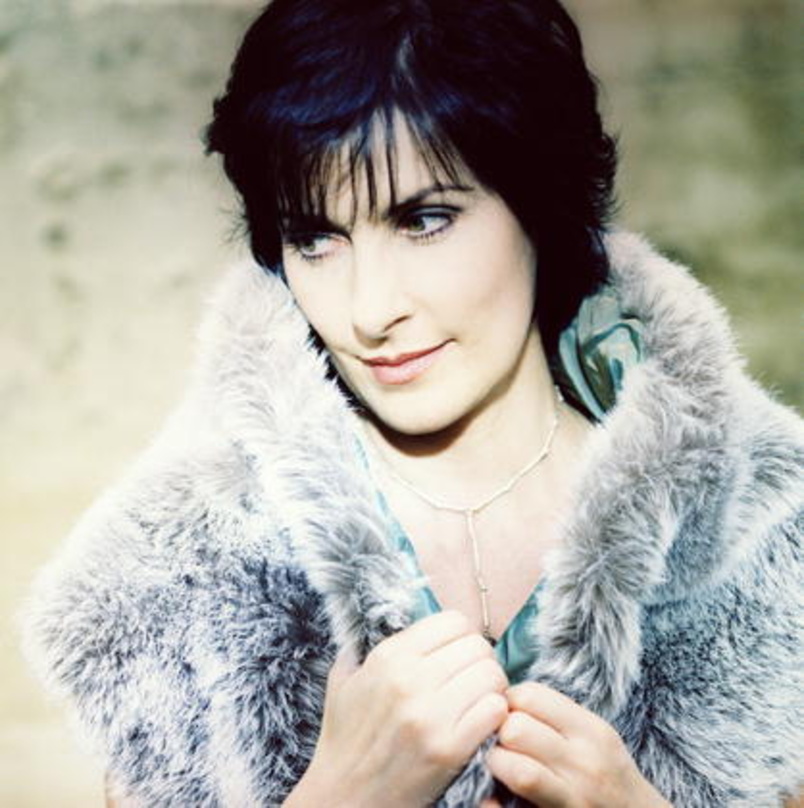 Trägt zum Gold-Rausch von Warner bei: Enya