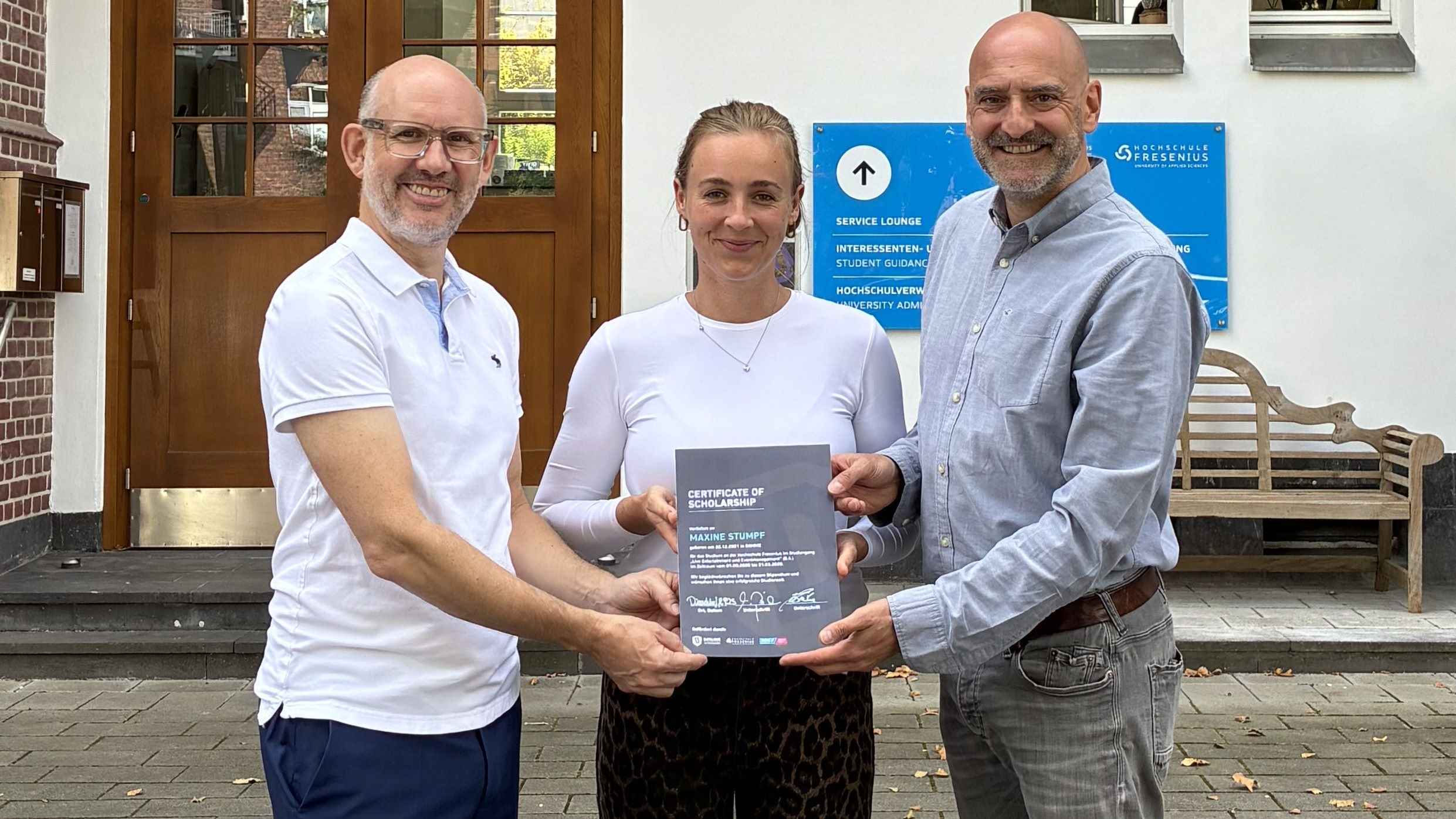 207eec81 a431 4d99 94d5 b97f561df9b7 Freuen sich, dass das D.College mit einem BDKV-Stipendium den Betrieb aufnimmt (von links): Michael Brill (CEO D.Live), Lilian Petersen (Projektleiterin D.College) und Johannes Everke (Ges...