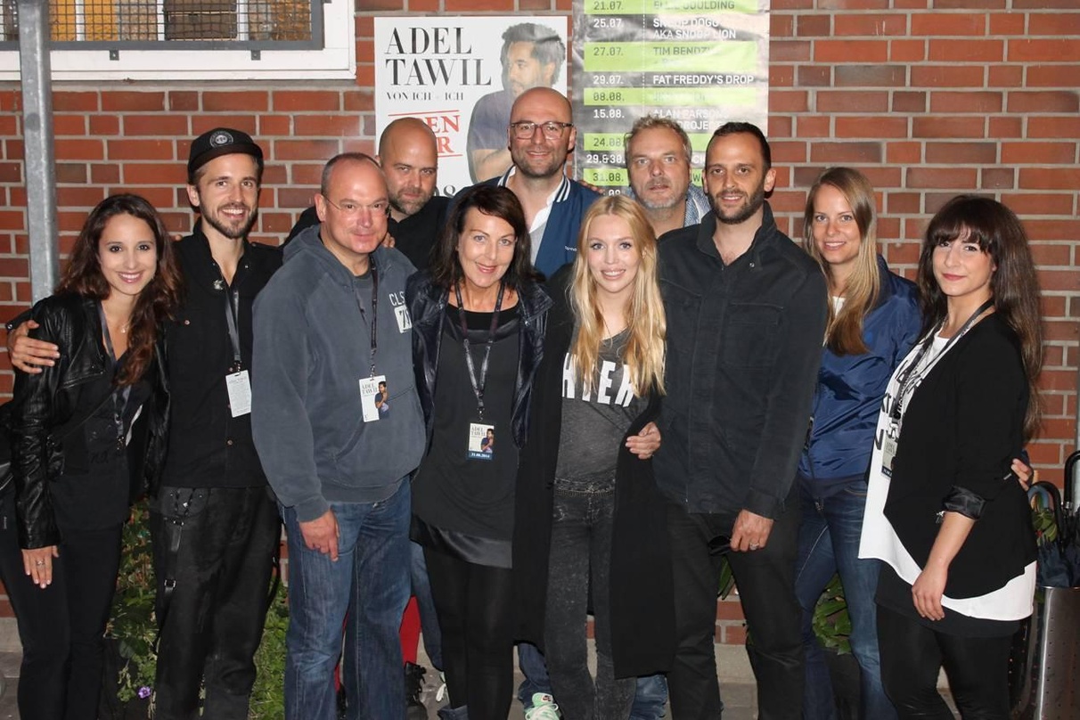 Nach dem Hamburger Gig: Alexa Feser (5. von rechts) und ihre Gratulanten