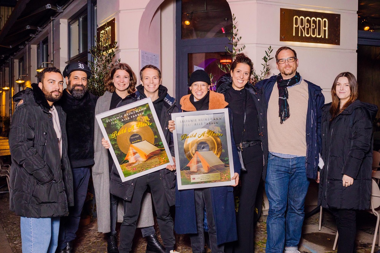 Bei der Award-Übergabe (von links): Philipp Willms (Personal Manager Alle Farben), Arne Ghosh (Management Stefanie Heinzmann 380Grad), Feline Moje (BMG Director Recorded Music GSA), Alle F...