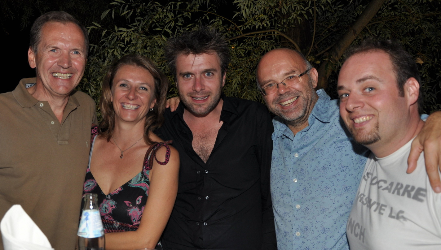 Gelungenes Sommerfest (v.l.n.r.): Summerstage-Chef Ossi Schellmann, die Pate-Künstler Birgit Denk und Matt Bioul, Mario Rossori und sein neues Signing Henri Joel