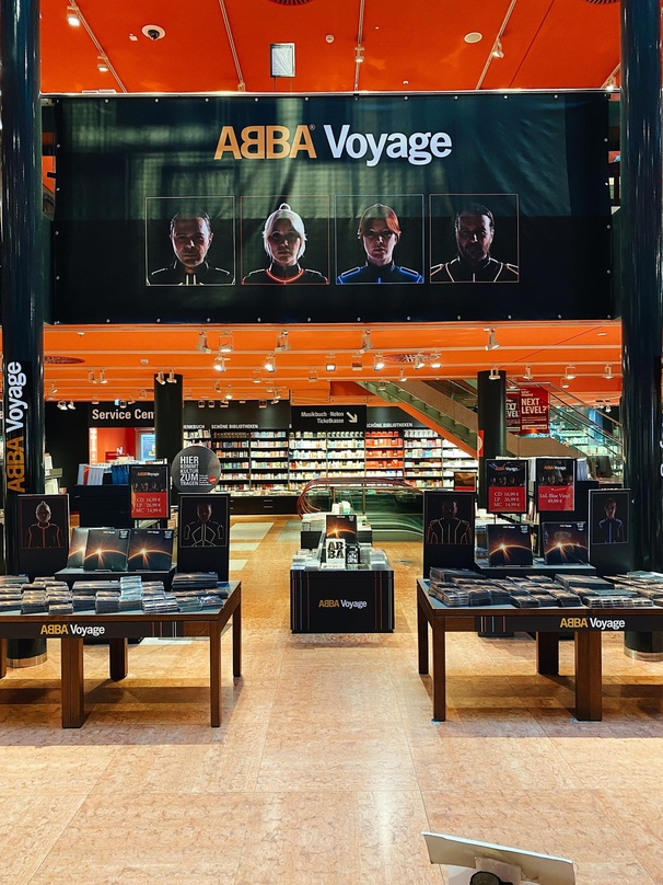 20895e04863a048443fac2cdf1fc35d4d1e08f00d6f7e89bb924505216bcaa03 Auch hierzulande werden Abba mit Sonderplatzierungen im Handel gefeiert: als "Voyage" ab dem 5. November verkauft werden durfte, war Dussmann - das KulturKaufhaus schon ab Mitternacht mit ...