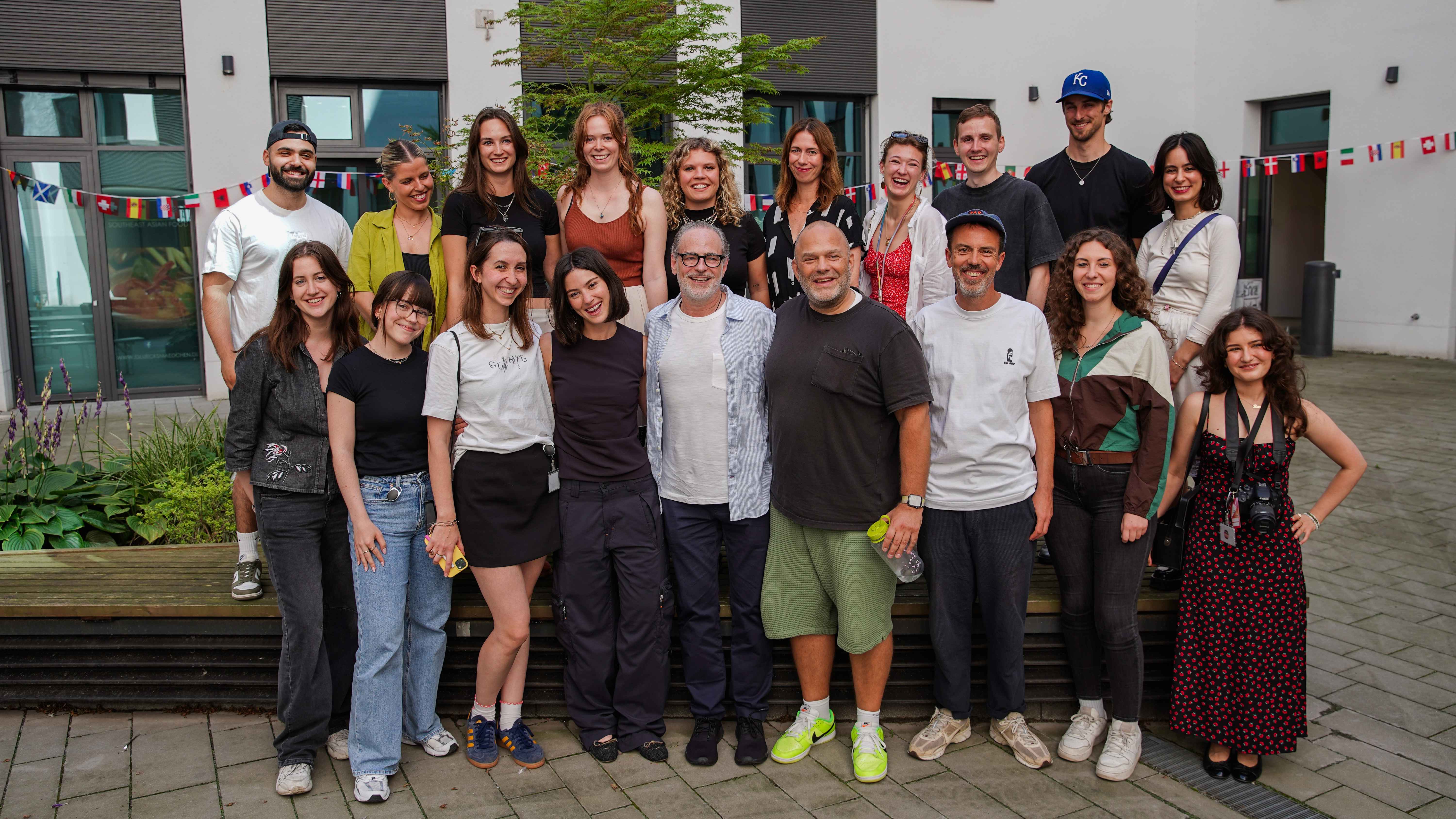 Kamen auf dem Berliner Gelände von Universal Music zusammen (von links): Özcan Biter (Junior Streaming Manager), Jana Breuer (Werkstudentin CRM), Jule Kinkel (Manager Digital Concepts), Je...