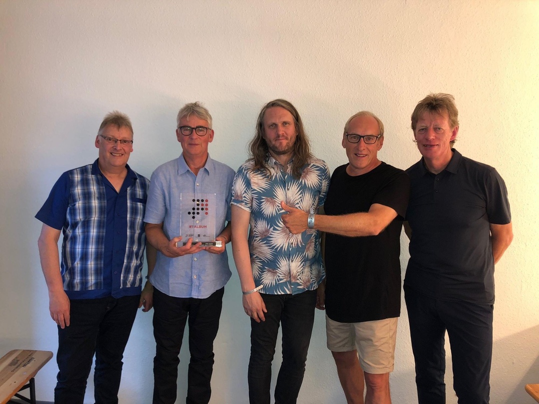Präsentieren ihren Nummer 1 Award: Runrig mit Manager Michael Golla (2. von rechts)