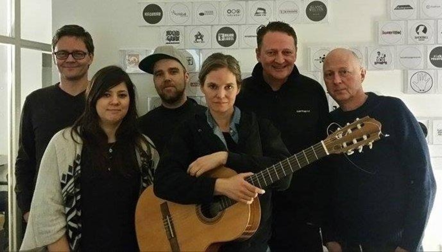 Über "Keine Gefahr" und den Erfolg des neuen Albums freuen sich (von links): Holger Fleder (Geschäftsführer Broken Silence), Inga Wawrzynowicz (Digital Management Broken Silence), Michael ...