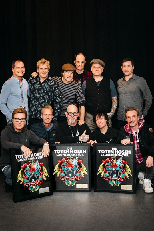 Beim Stelldichein in Hamburg (hinten, von links): Marcus Friedheim (Managing Director Sales Warner Music Central Europe), Andi, Campino, Breiti und Kuddel (alle Die Toten Hosen) und Michae...