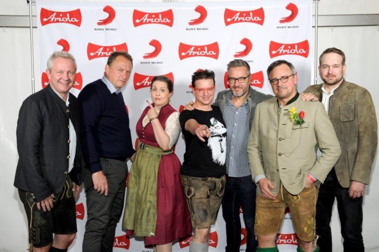 Nur einer war nicht in Tracht gekommen (von links): André Mühlhausen, Markus Hartmann, Doris Grönninger, Martin Staudigl, Arndt Sedler, Philipp von Esebeck und Christian Raab (alle Sony Mu...