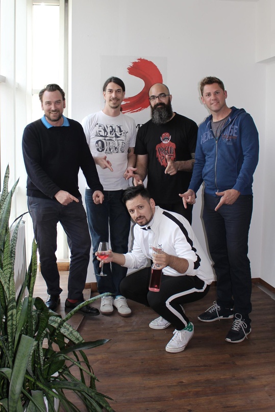 Freuen sich auf die Zusammenarbeit (stehend von links): Dietmar Lienbacher (Division Head Sony Music Entertainment Austria), Robert Krigovszky (Manager Product & Promotion Frontline Sony M...
