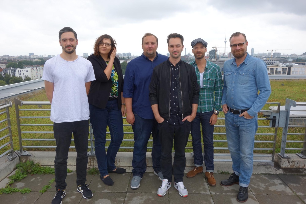 Bei der Vertragsunterzeichnung (von links): Patrick Pitz (A&R/Songwriter Manager Universal Music Publishing UMP), Ulrike Liero (Senior Manager Business & Legal UMP), Nicolai Bader, Florian...