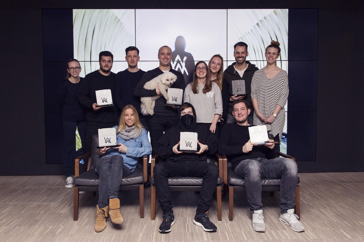 Gruppenbild mit Künstler, Hund und einem Award für "Faded" als ?Single des Jahres? (hinten, von links): Sophia Steinhuber (Marketing & Produkt Koordination Sony Music), Gilbert Lunde (Mana...