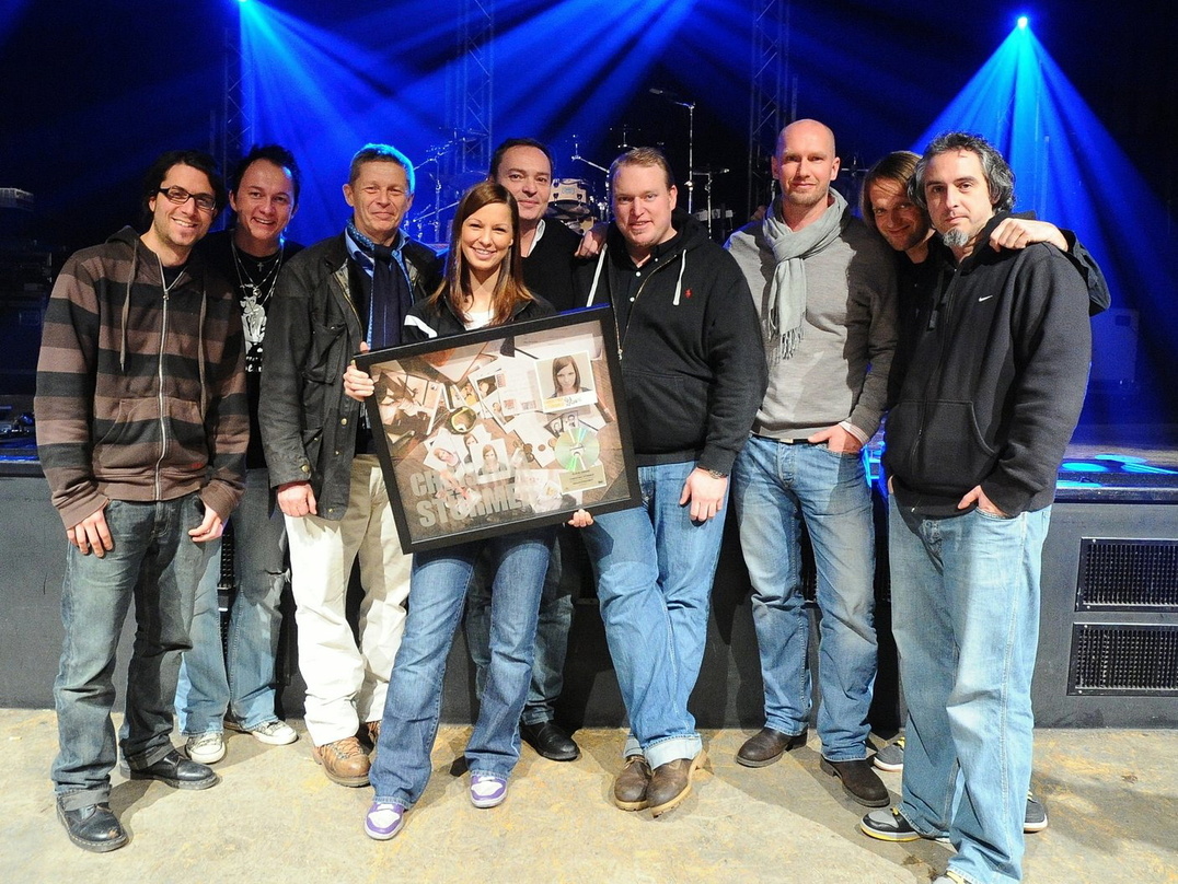 Bei der Platin-Verleihung in Wien (v.l.n.r.): Die Musiker Oliver Varge und Matthias Simoner, PR-Berater Bernd Rengelshausen, Christina Stürmer, Hannes Eder (Managing Director Universal Aus...
