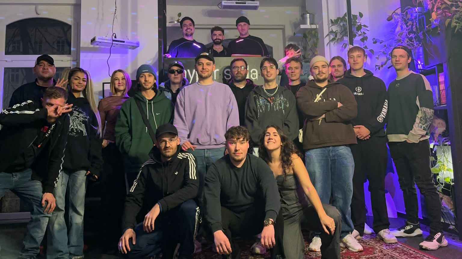 Bei der wohl ersten gemeinsamen Weihnachtsfeier: das Team von hyper soda mitsamt Partner:innen, Autor:innen und Mitarbeiter:innen.