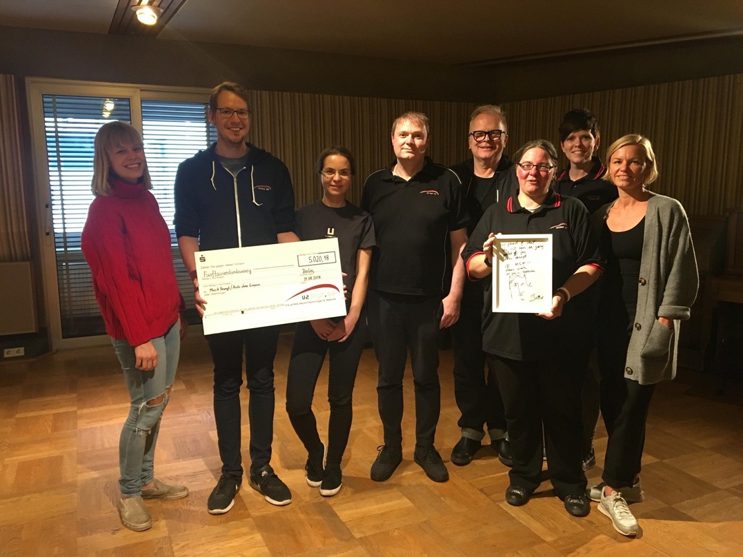 Bei der Scheckübergabe (von links): Laura Homann (Musik Bewegt), Christoph Beller (U2Tour.de), Sarah Hirschberg (U2Tour.de), Oliver Zimmer (U2Tour.de), Herbert Grönemeyer, Sabine Schieweck...