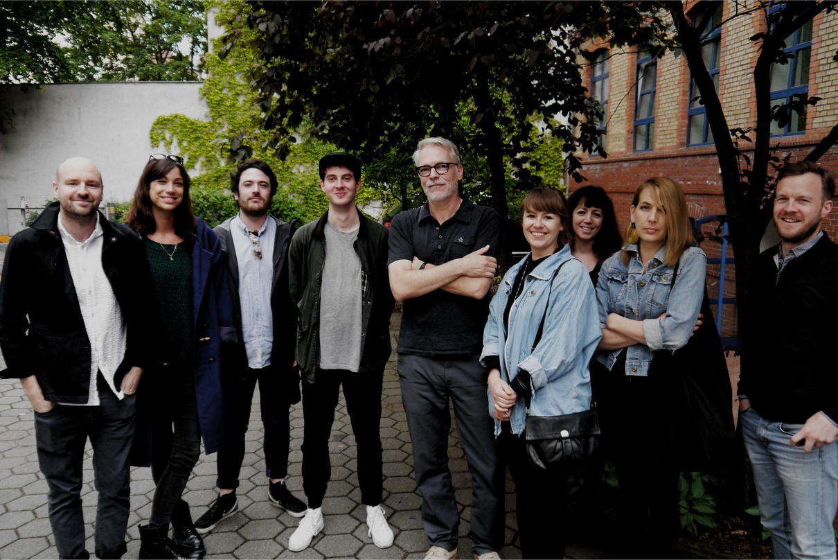 Fürs Signingfoto versammelten sich in Berlin (von links) Alex Waldron (Greco-Roman), Künstlermanagerin Mia Margetic (This Is Music), Sean Sprey (Greco-Roman), Marius Lauber alias Roosevelt...