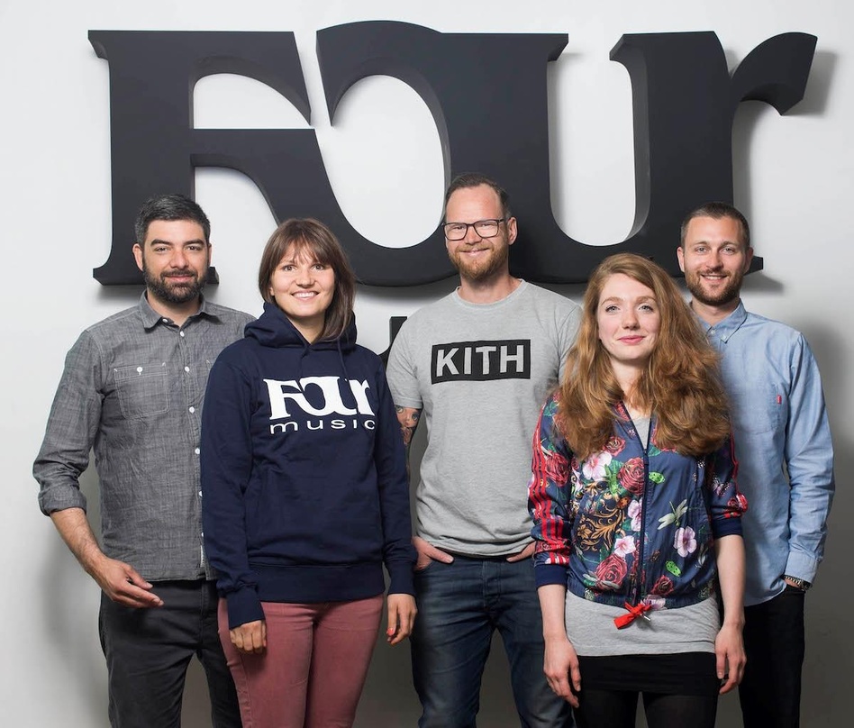 Neue Partner (von links): Daniel Malat (Head of Marketing Four Music), Nina Grätz (Labelmanagerin Four Music), Tino Kunstmann (CEO Merchstore), Lotta Löffler (Projektmanagerin Four Music) ...