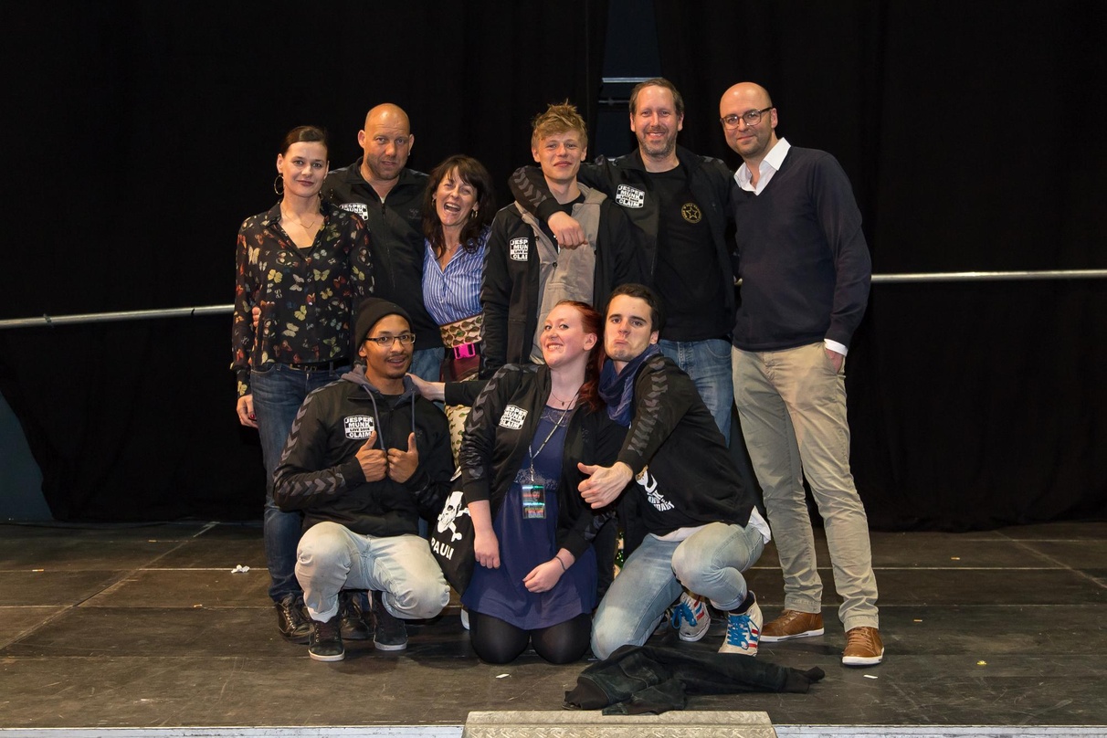 Nach dem Konzert in der Muffathalle (hintere Reihe, von links): Doreen Schimk (Director Promotion & Coordination Warner Music), Michael Facchini (Tourmanager), Sophie Raml (Edition Enforce...