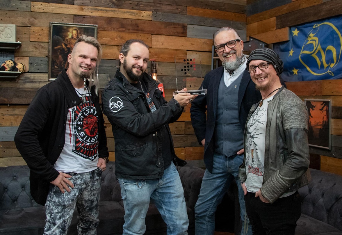 Mit ihrem Nummer-eins-Award von GfK: Saltatio Mortis