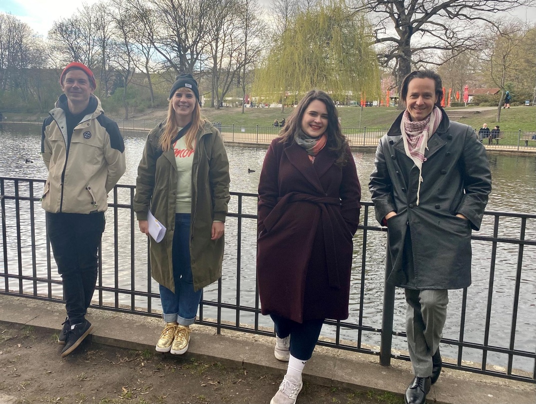 Beim Signing-Spaziergang in Berlin: Christoph Otto (CREAM), Tina Adams (Labelhead Virgin Music Label & Artist Services), Sophie Mathes (Senior Product Manager Virgin Music Label & Artist S...