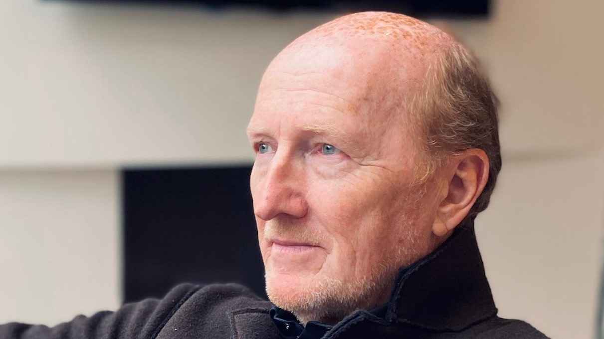 Stößt zu Superstruct: Charles Garland.