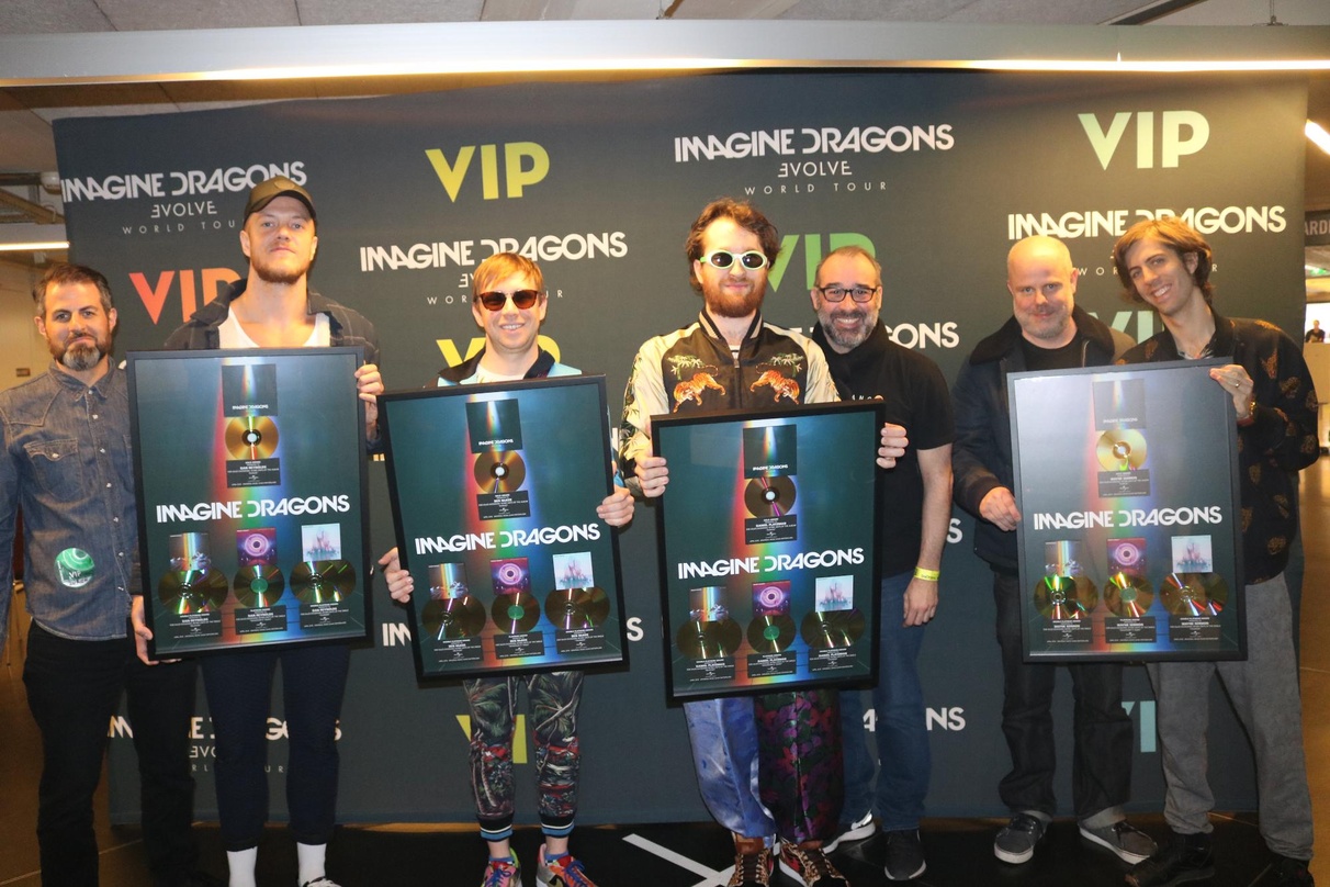Trafen sich im Züricher Hallenstadion (von links): Andreas Kessler (Product Manager Universal Music Switzerland), Dan Reynolds, Ben McKee, Daniel Platzman (alle Imagine Dragons), Carlo Poz...