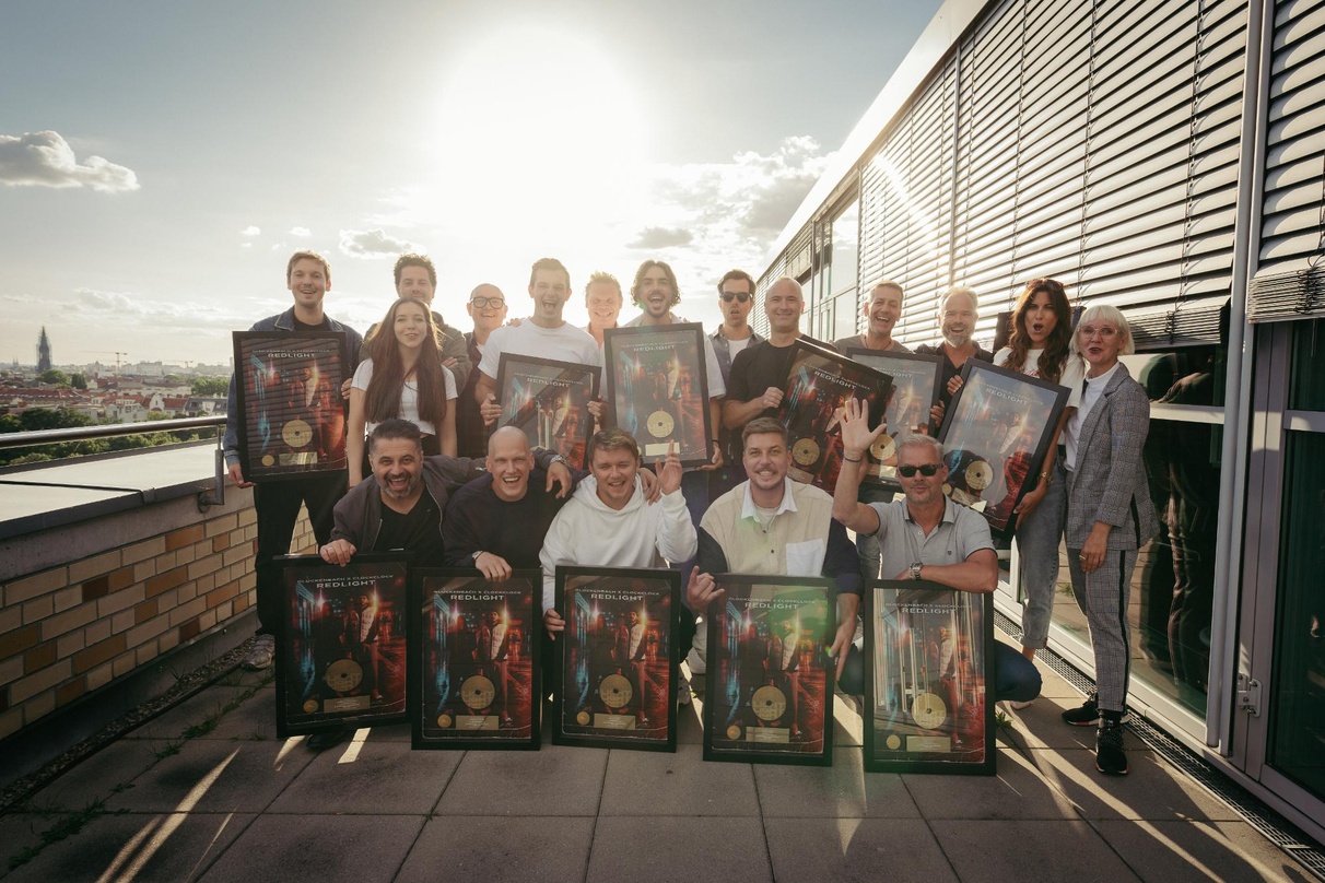 Trafen sich zur Gold-Verleihung in Berlin: die Teams von Universal Music, Polydor x Island und Wefor mit ClockClock.