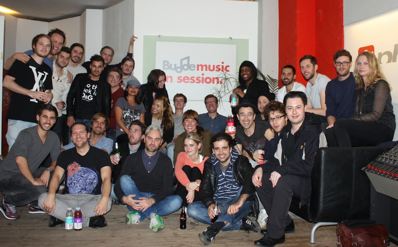 Machten mit bei Budde Music In session: Die Teilnehmer des Songwriting Camps um Benjamin Budde (vorn, links)