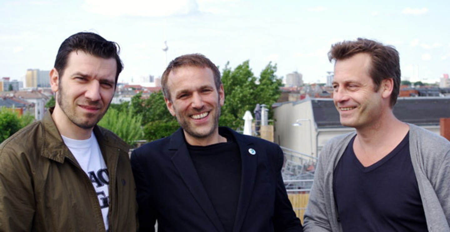 Neue Kollegen: (von links): Markus Grosse, Stellvertretender Geschäftsführer von Four Artists mit Neuzugang Philipp Styra und Alex Richter (Geschäftsführer Four Artists)