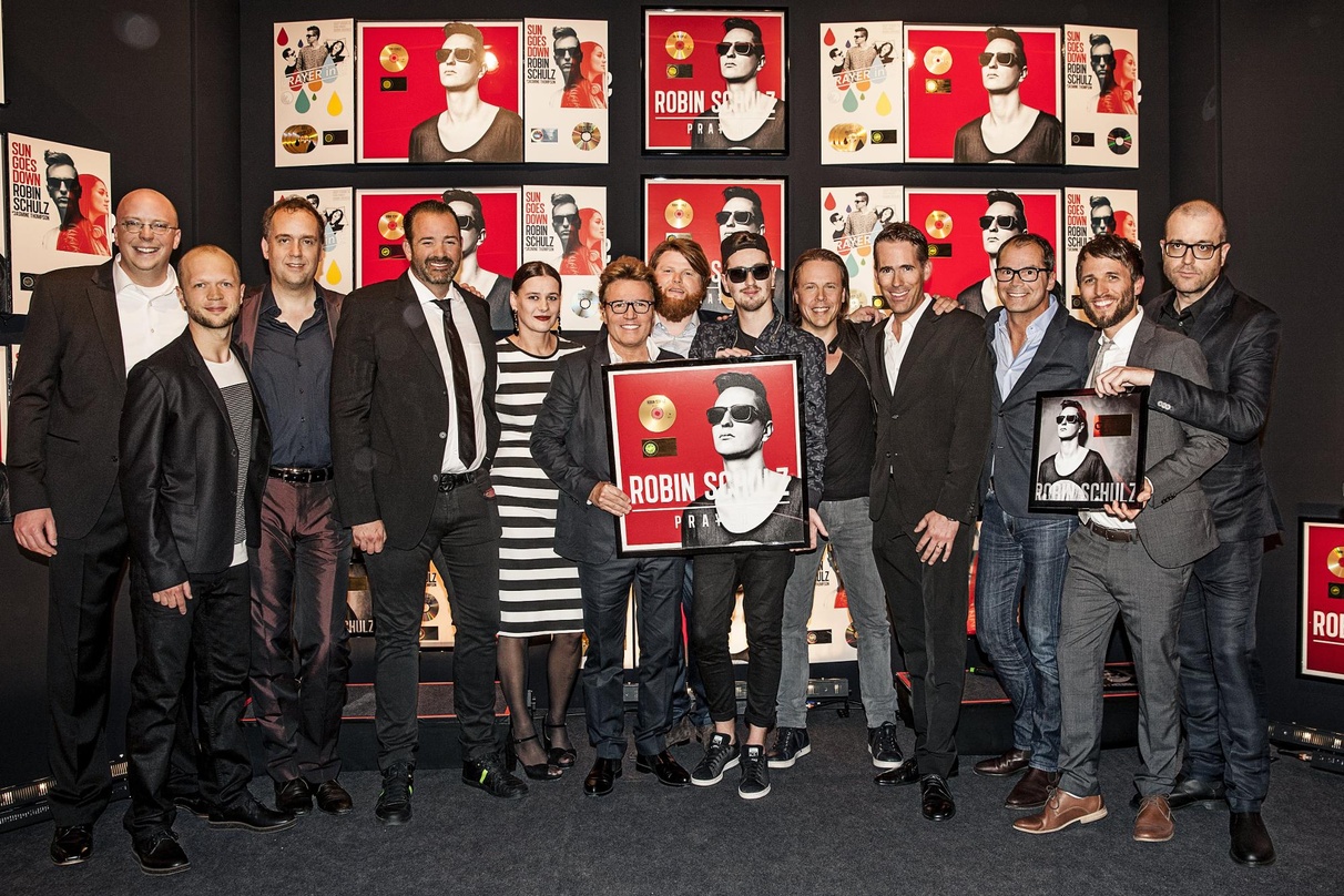 Bei der Edelmetallverleihung (von links): Christian Barchanski, Sascha Keding und Andreas Klöpfel (alle Warner Music), Stefan Dabruck (WePlay), Doreen Schimk, Bernd Dopp und Andreas Weitkä...