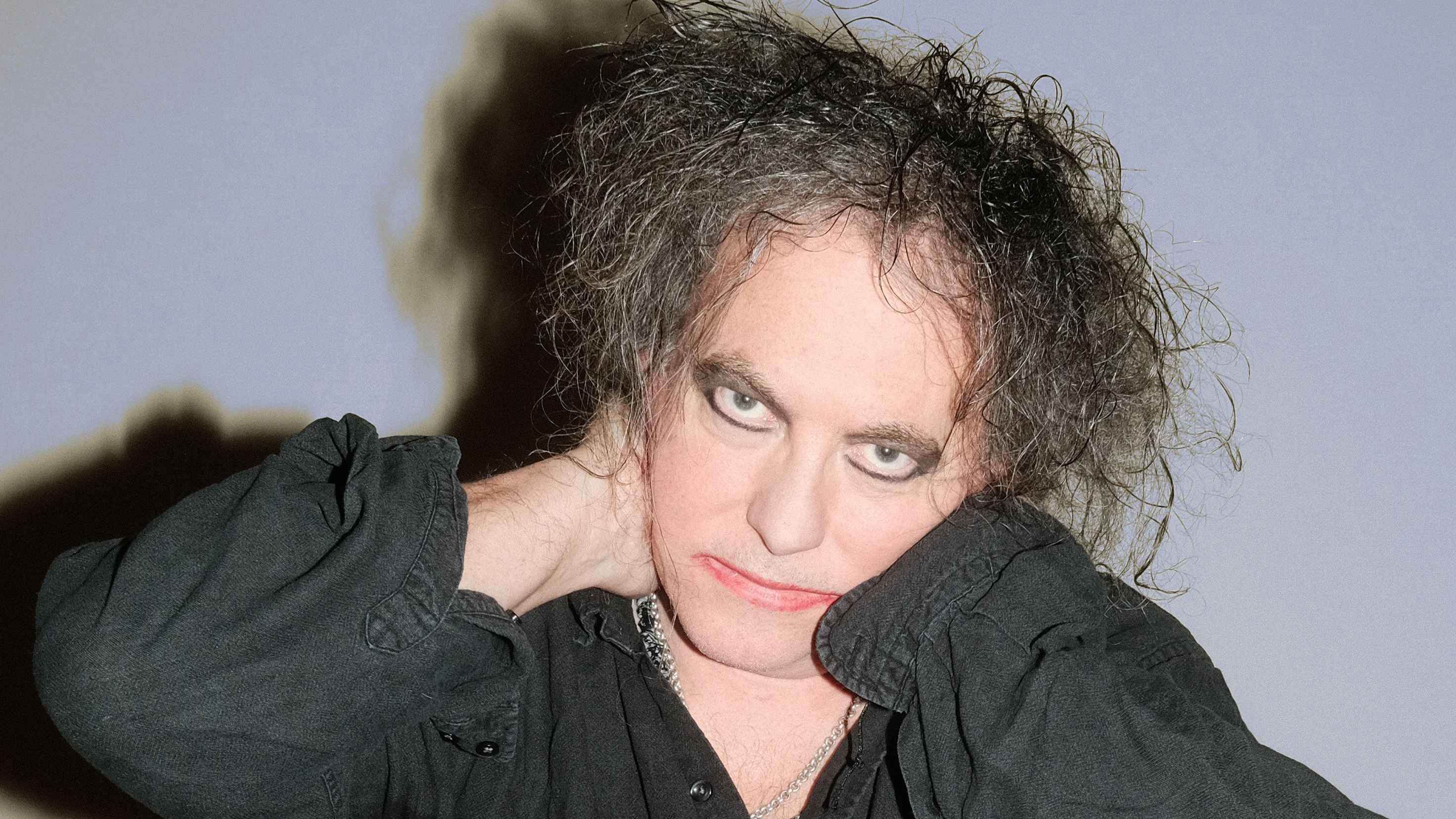 Bleiben auf eins: The Cure um Sänger Robert Smith.