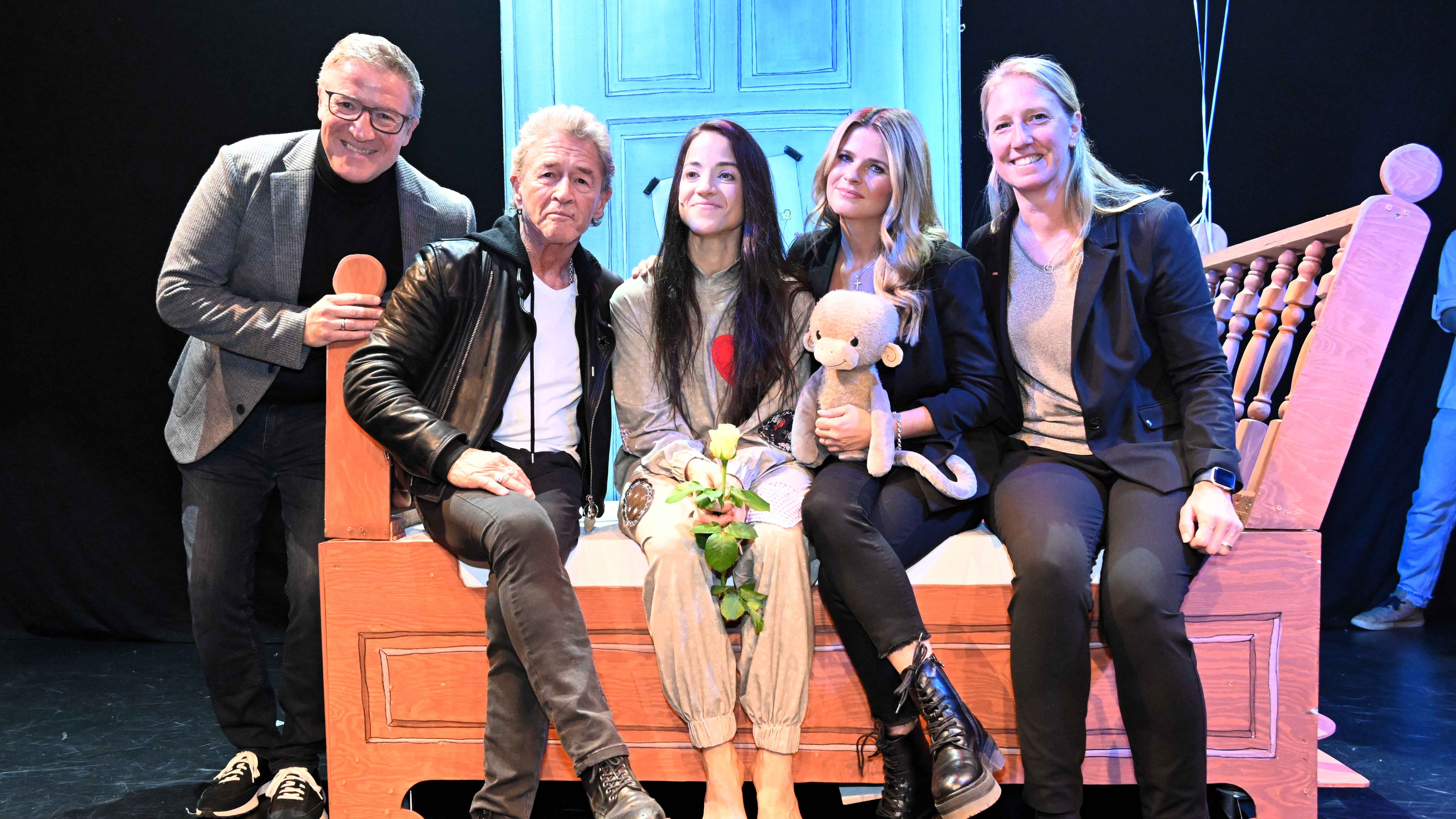21db283e 0c2e 404e a855 6da8591aaf7b Bei der Premiere (von links): Christian Doll (Geschäftsführer C2 Concerts), Peter Maffay, Sarah Laminger (Anouk), Hendrikje Balsmeyer und Nadine Matzat (Direktorin GOP Varieté-Theater Hann...