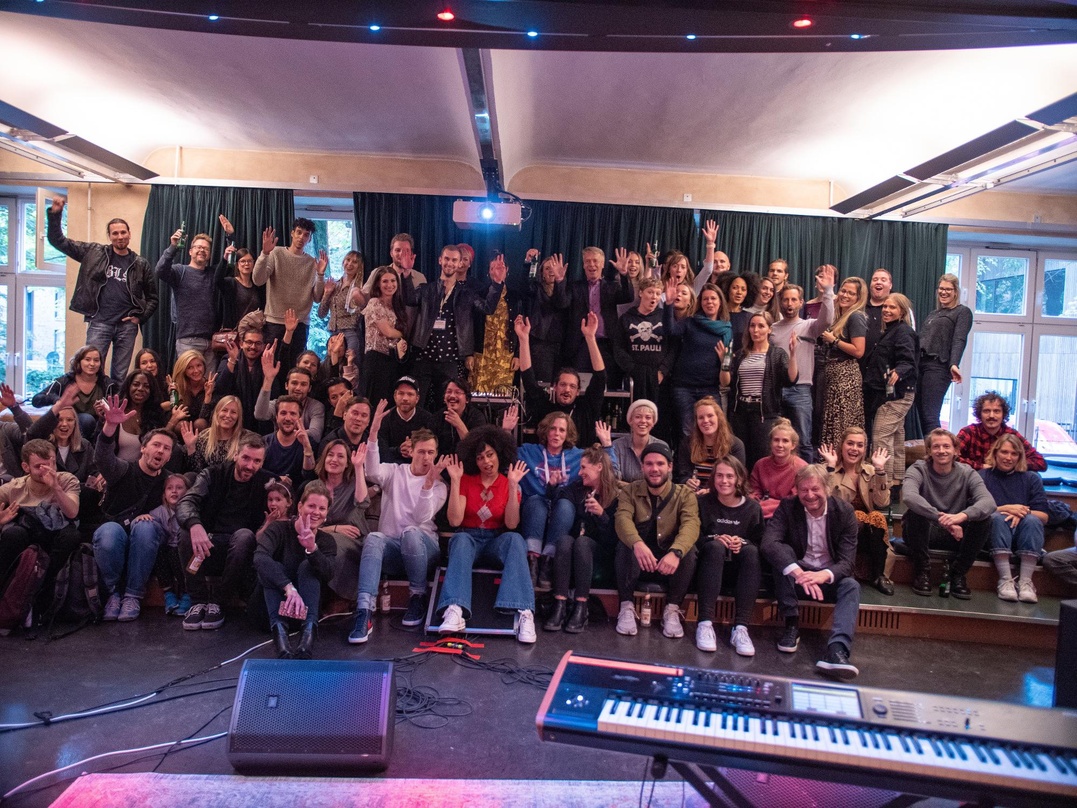 Hier war was los: Gruppenbild vom Showcase von Celeste (vordere Reihe, Mitte - mit rotem T-Shirt), mit Nadin Lefkeli (vordere Reihe, 7. von links - im grauen Kleid), Lars Karlsson (vordere...