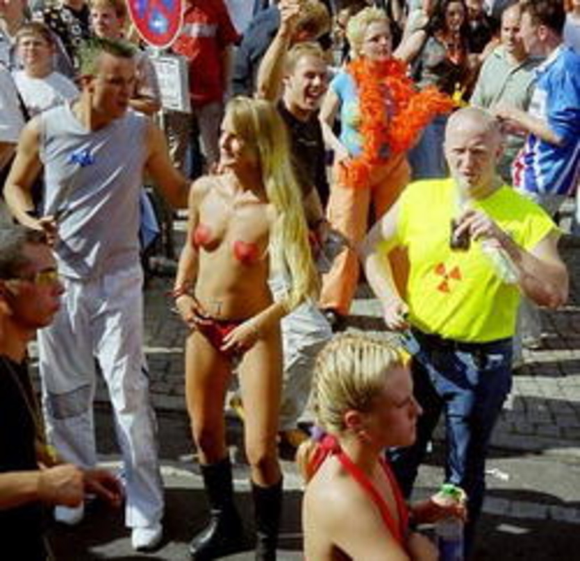 22074d0e3a29392ad11b18803fa838b383d0afae0e3a90be3b7caeada75e62bf Können für 2005 schon wieder ihre Rave-Klamotten raussuchen: Berliner Paraden-Fans