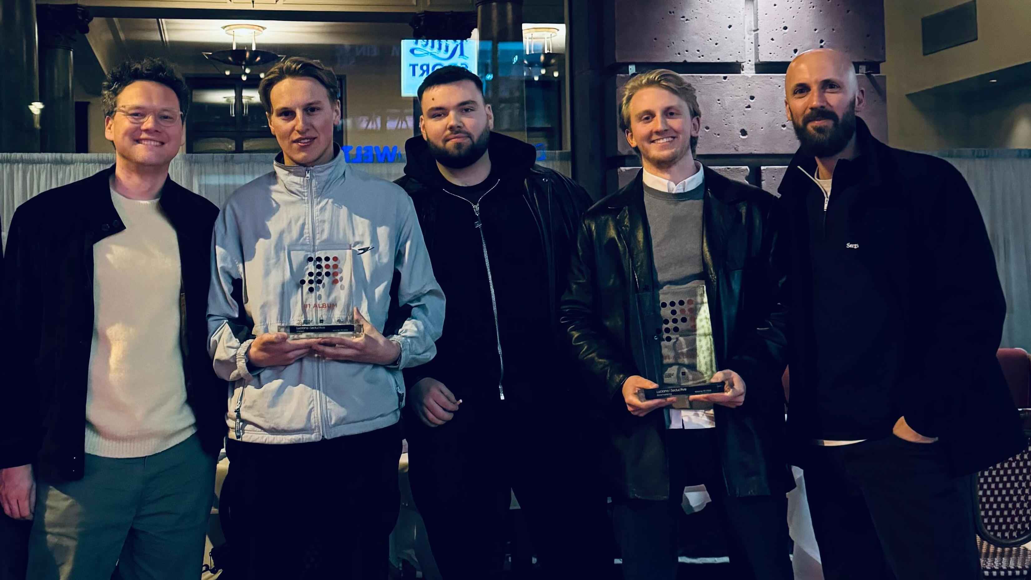 Feierten bereits eine gemeinsame Nummer eins (von links): Gian Köhler (Managing Partner Guesstimate), Chanson (Produzent), Dfrnt (Rapper), Loris Lange (CEO ArtistConnect) und Martin Heuser...