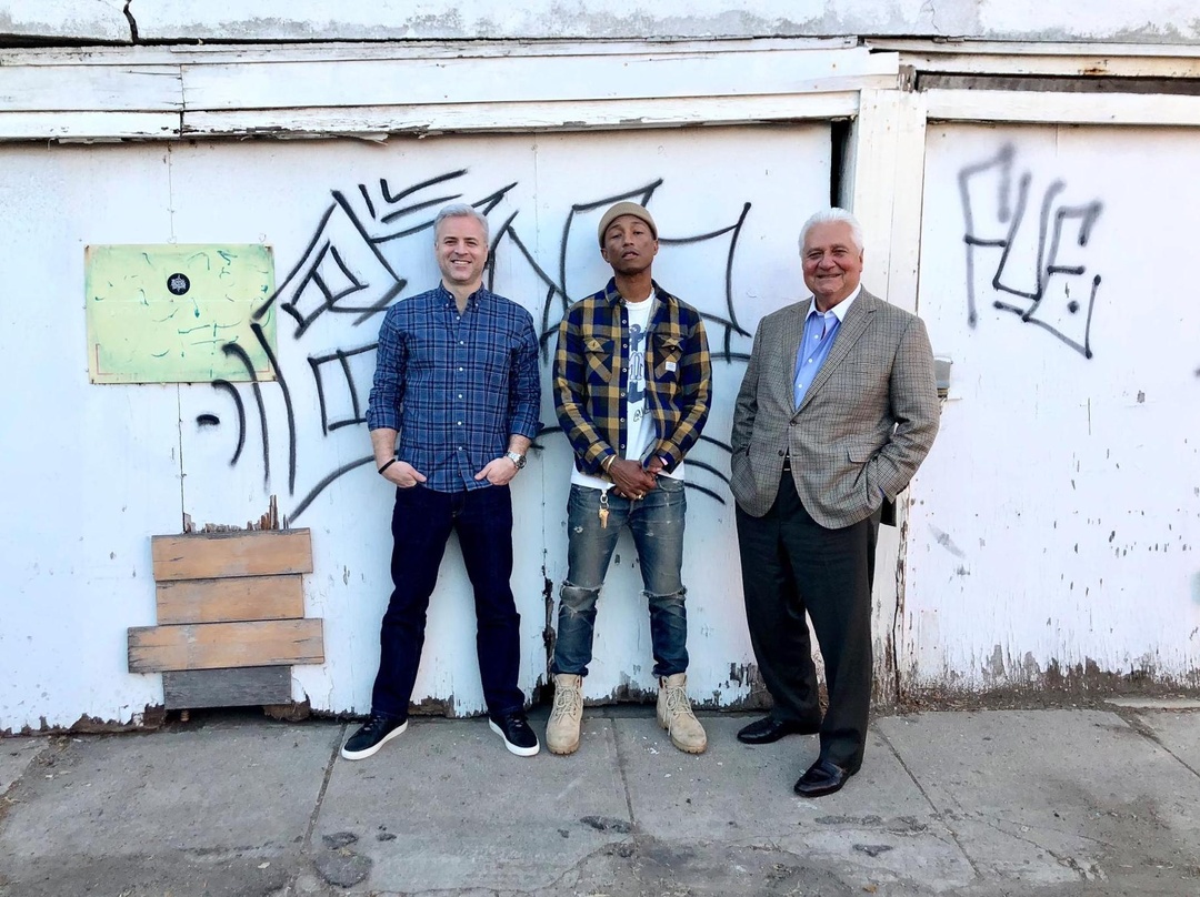 Arbeiten weiter an ihrer street-credibility (von links): Brian Monaco (President, Global Chief Marketing Officer Sony/ATV), Pharrell Williams und Martin Bandier (Chairman and CEO Sony/ATV)