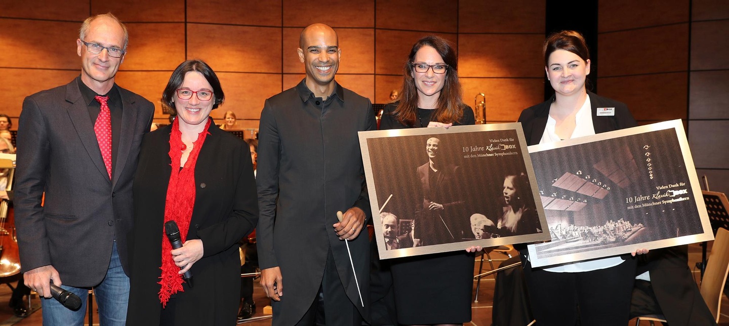 Bei der Geschenkübergabe (von links): Christof Feneberg (Geschäftsführer bigBox Allgäu), Annette Josef (Intendantin Münchner Symphoniker), Kevin John Edusei (Chefdirigent Münchner Symphoni...