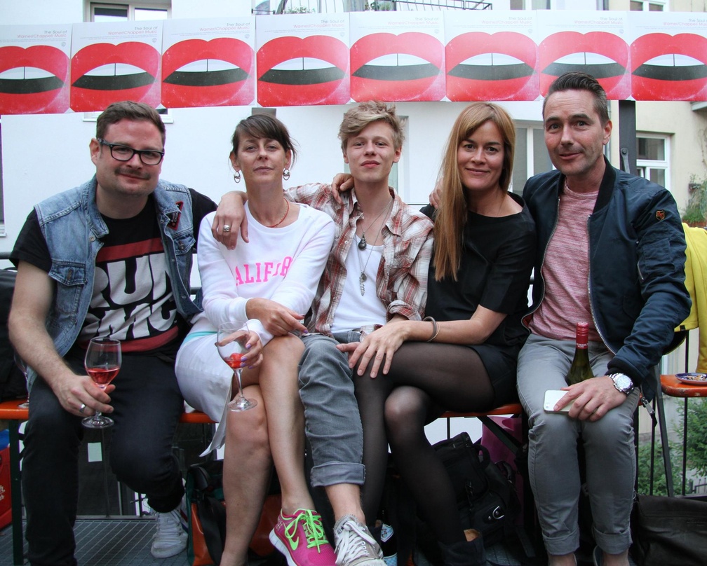 Beim Soul BBQ von Warner/Chappell: Frank Feiler, Sophie Raml (beide Warner/Chappell), der Musiker Jesper Munk, Natascha Augustin (Warner/Chappell)