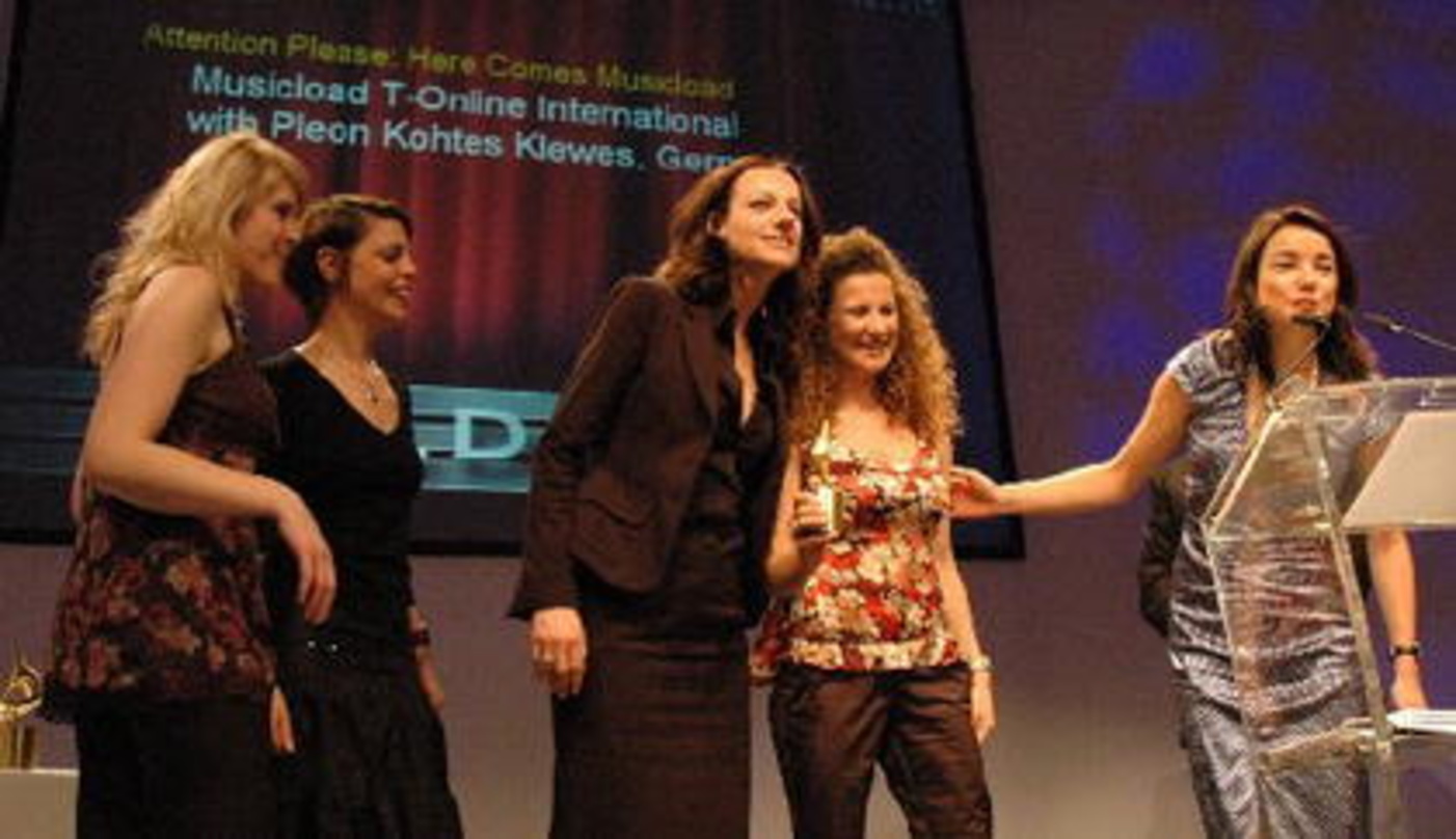 Geehrt (v.l.n.r.): Bianca Brinkmann (Pleon), Anna Glombitza (Pleon), Marion Kotterba (Musicload), Susanne Peter (Musicload) und Sweelin Heuss (Pleon)