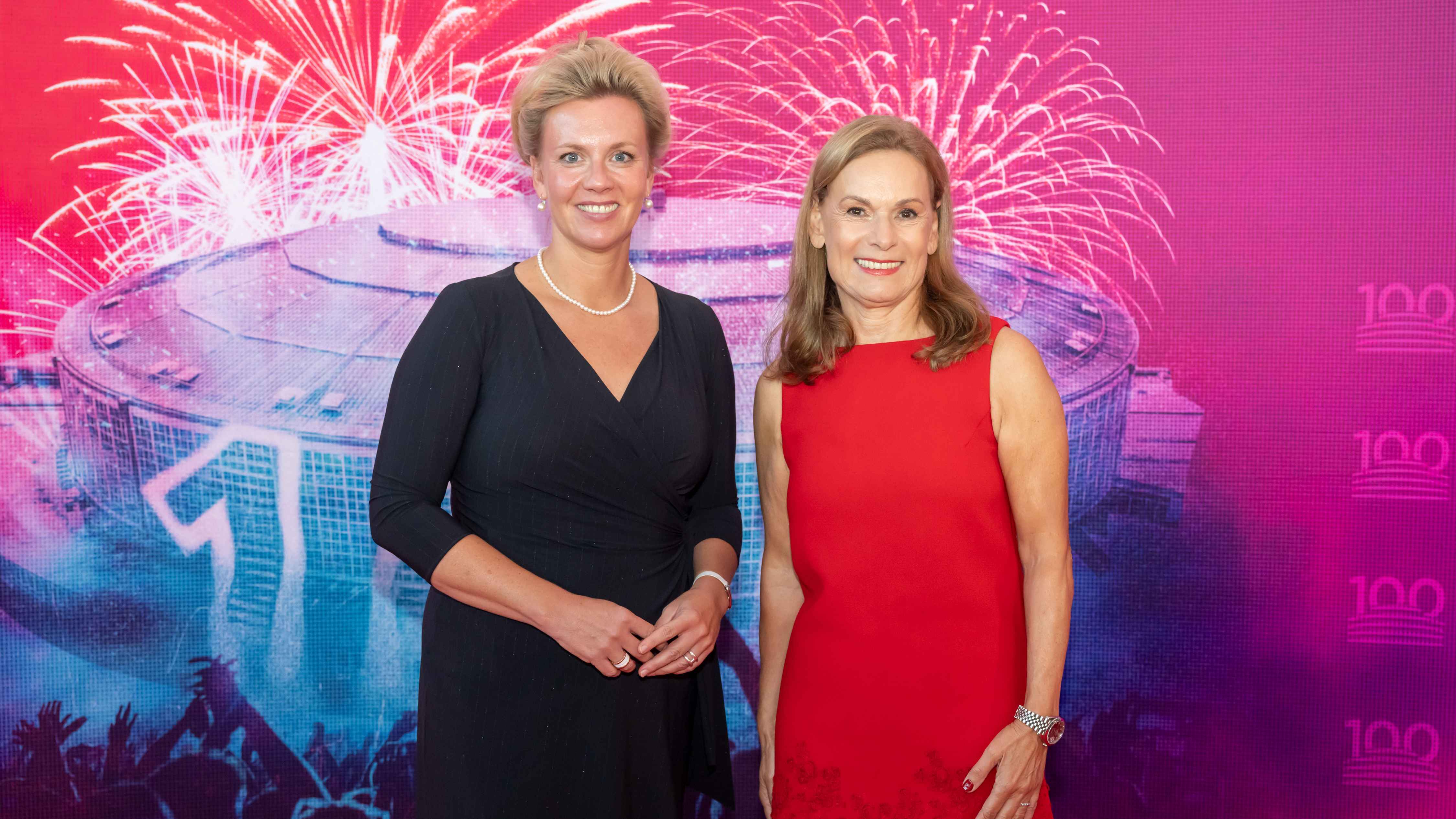 Auf dem Roten Teppich für 100 Jahre Westfalenhalle: Ina Brandes (links, Ministerin für Kultur und Wissenschaft des Landes Nordrhein-Westfalen) und Hallenchefin Sabine Loos.