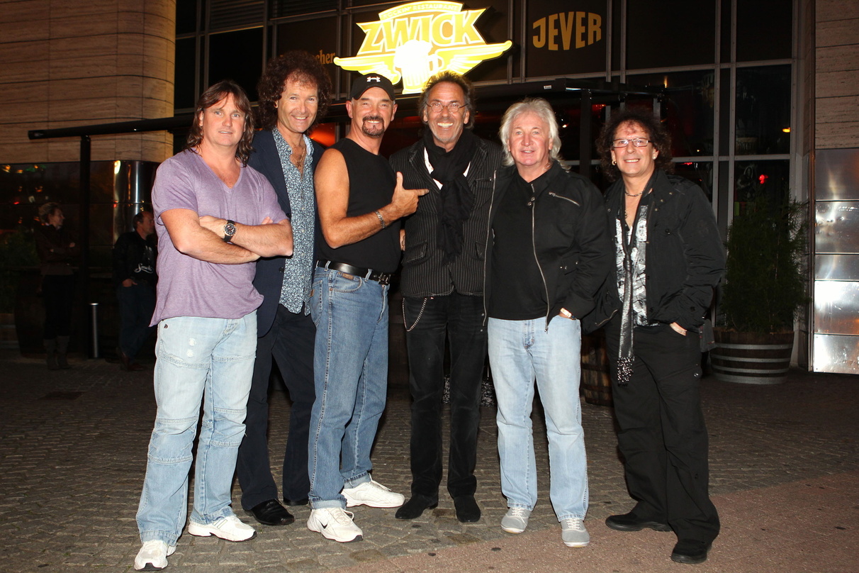 Stellten die neue Smokie-CD vor (v.l.n.r.): Mick McConnell, Martin Bullard, Steve Pinnell (alle Smokie), Hugo Egon Balder, Terry Uttley und Mike Craft (beide Smokie)