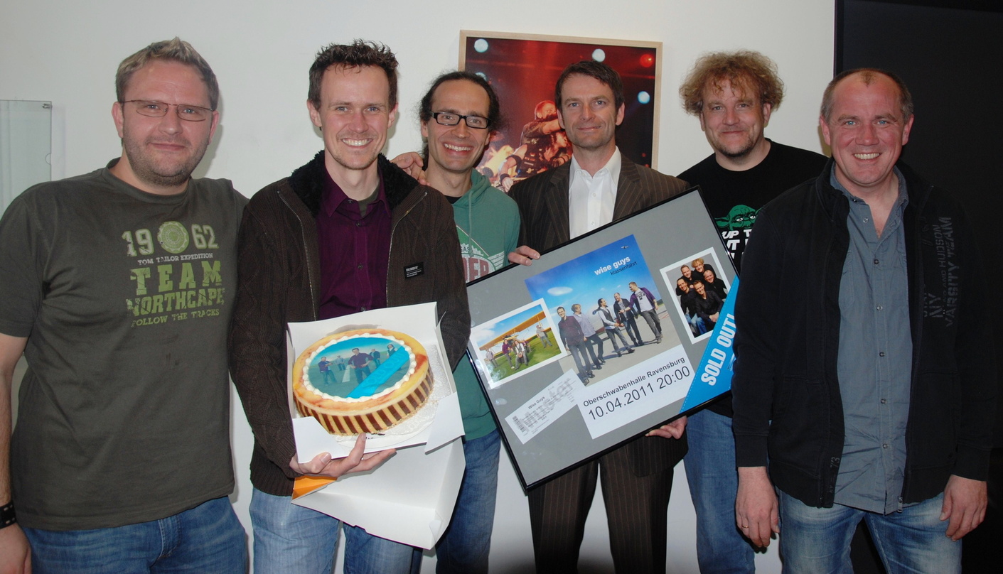 Bei der Award-Übergabe (v.l.n.r.): Nils Olfert, Marc Sahr, Edzard Hüneke, Hallen-Chef Willi Schaugg sowie Daniel Dickopf und Ferenc Husta