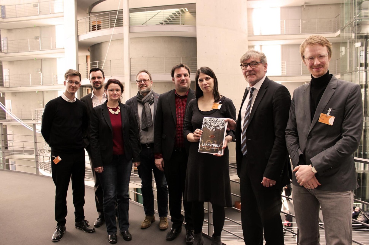 Präsentierten die Ergebnisse in Berlin (von links): Max Körner (Universität Hildesheim), Felix Falk (UDJ), Sigrid Hupach (MdB/Die Linke), Arndt Weidler (Jazzinstitut Darmstadt), Thomas Ren...